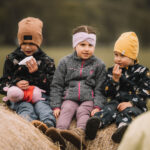 FOTO: V Žacléři se kutálely balíky sena, vyhráli Kloboučníci