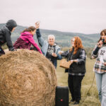 FOTO: V Žacléři se kutálely balíky sena, vyhráli Kloboučníci
