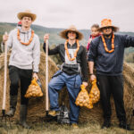 FOTO: V Žacléři se kutálely balíky sena, vyhráli Kloboučníci