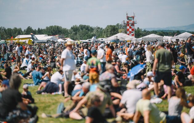 OBRAZEM: Úspěšná premiéra. Aviatická pouť přilákala do Hradce 26 tisíc lidí