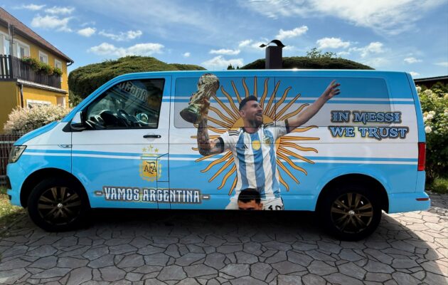 Čurby oblékl dům a auto do barev Argentiny