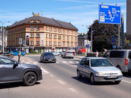Kolony, opravy a nervózní řidiči. Trutnov hledá řešení pro přetížené silnice