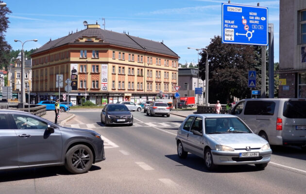 Kolony, opravy a nervózní řidiči. Trutnov hledá řešení pro přetížené silnice