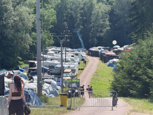 Pád stromu v kempu Svatá Kateřina zranil dva návštěvníky festivalu