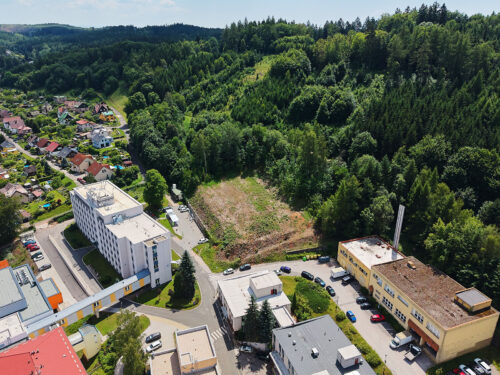 VIDEO: V nemocnici začala stavba parkovacího domu za 195 milionů