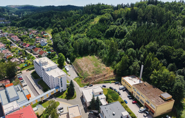 VIDEO: V nemocnici začala stavba parkovacího domu za 195 milionů