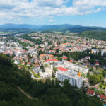 VIDEO: V nemocnici začala stavba parkovacího domu za 195 milionů