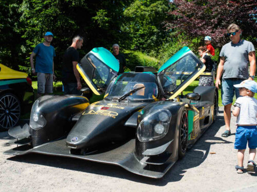 Historické vozy, rally i soutěž pro diváky. Víkend elegance zavítá do Trutnova