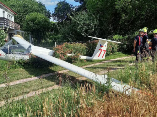 Kluzák při přistání skončil v živém plotu. Pilotku převzali záchranáři