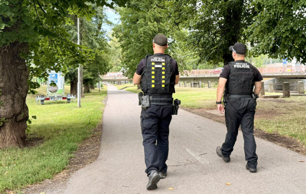 Město chce zpátky klid. Trutnovští strážníci zesílili dohled v ulicích