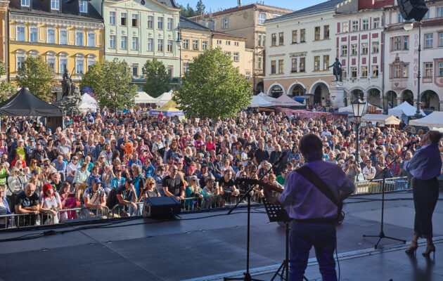 FOTO: Slunce, řemesla a plné náměstí. Trutnov si užil tradiční jarmark