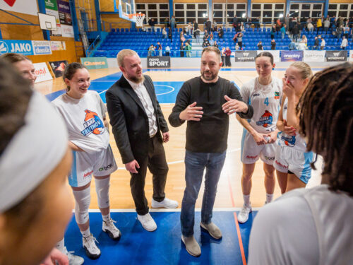 Šok na lavičce Kary. Martišek musel pryč, tým pak soupeře smetl