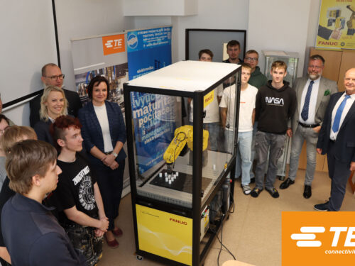 Průmyslovka učí, jak programovat robota. Díky firmě TE Connectivity